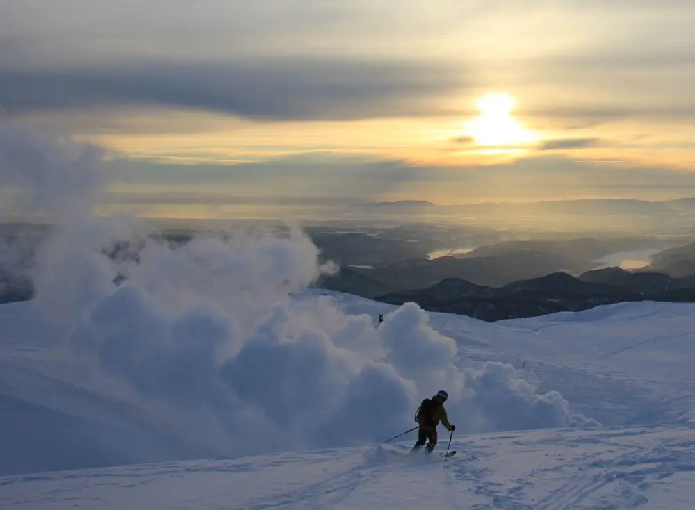 Neige pourrie, mais spectacle grandiose - ski de randonnée au Japon