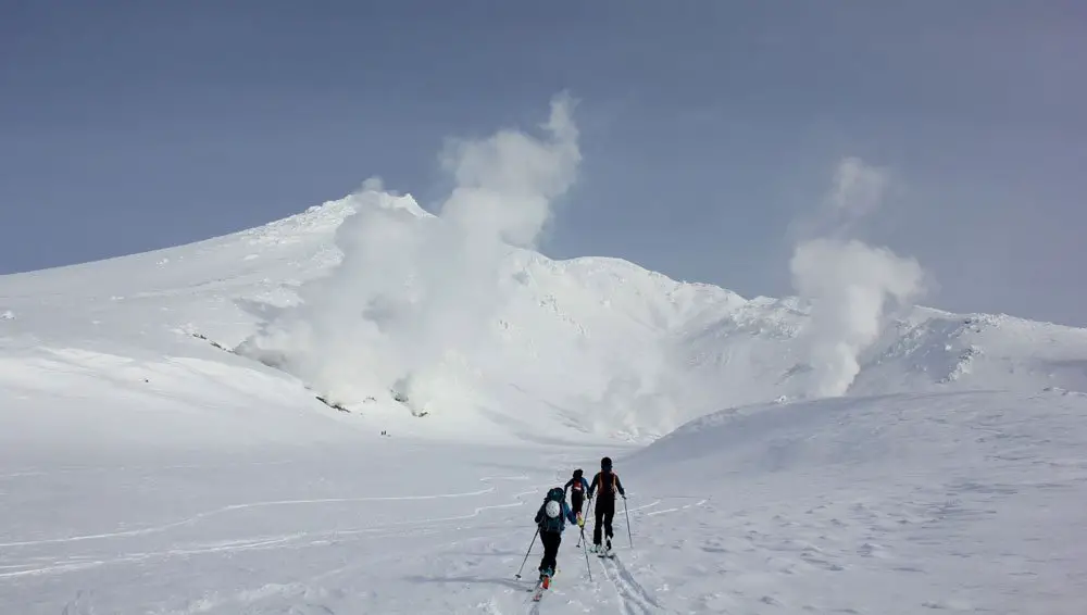 Nous montons en ski de randonnée vers le volcan Asahi