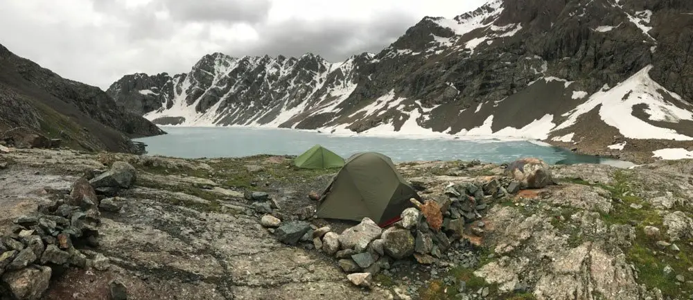 On y est ! Lac Alakol 3474m mais il est tout gelé !! voyage au KIRGHIZISTAN 