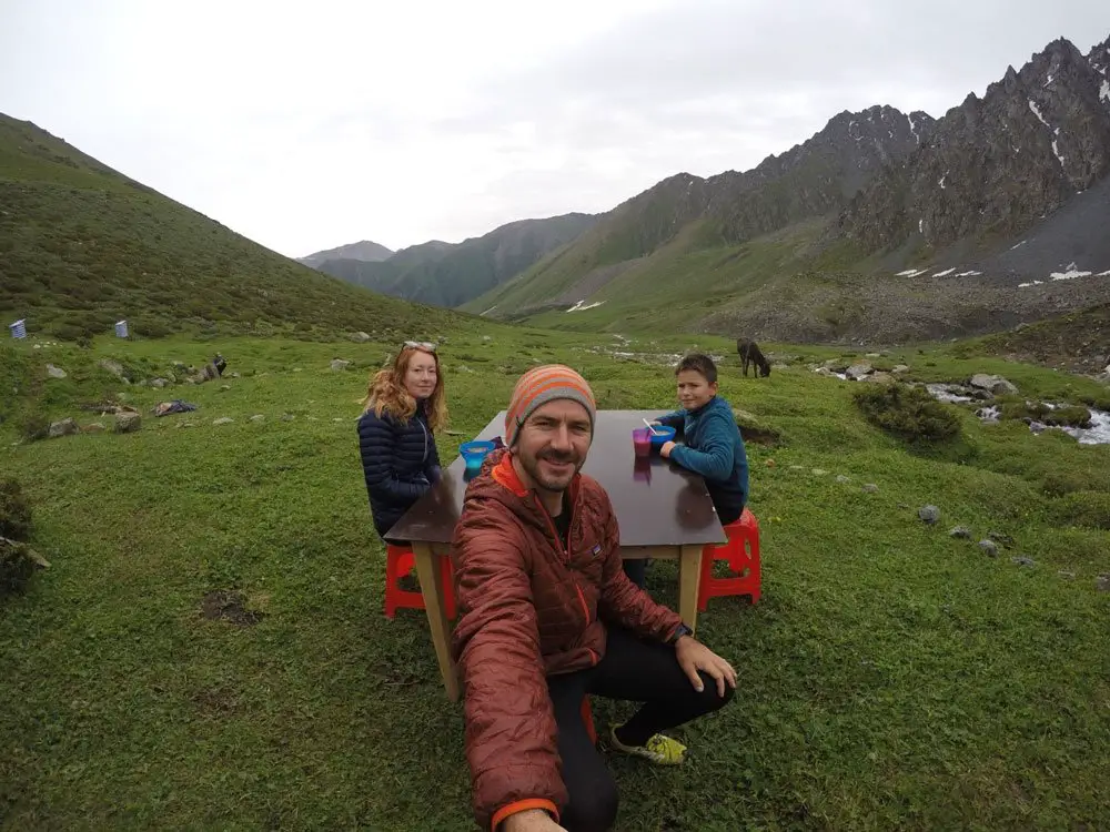 voyage au KIRGHIZISTAN voyage au KIRGHIZISTAN - Petit-déjeuner en plein air ! Soupe de Sarazin et thés au lait ! nos têtes sont … explosées !