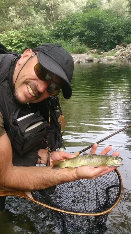 Bertrand MICHALON avec une Petite truite pêchée en rivière