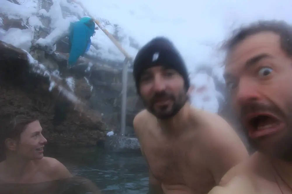 Pour certains, c’est très dur de rester dans l’eau brulante de l’onsen ! - ski de randonnée au Japon
