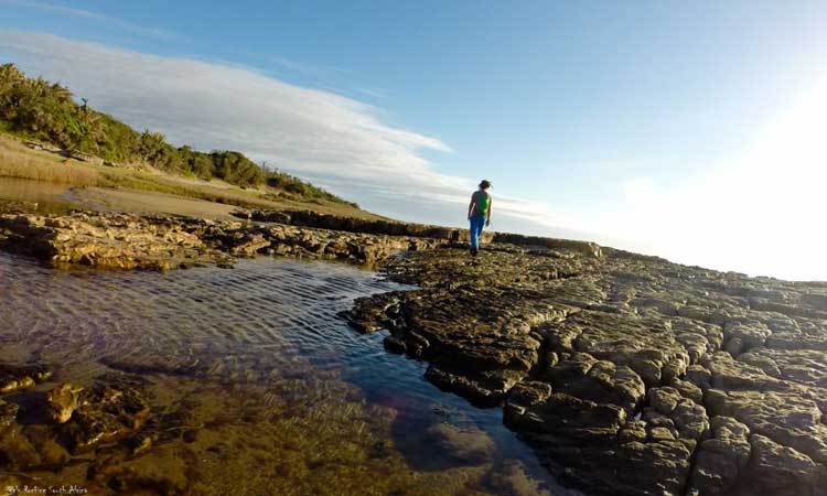 Promenade-sur-une-plage-rocheuse-atypique-de-la-reserve-de-Mtentu