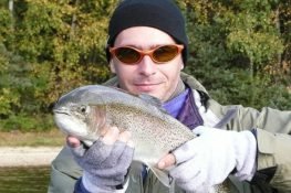 Truite du réservoir de pêche à la mouche le lac de Malaguet