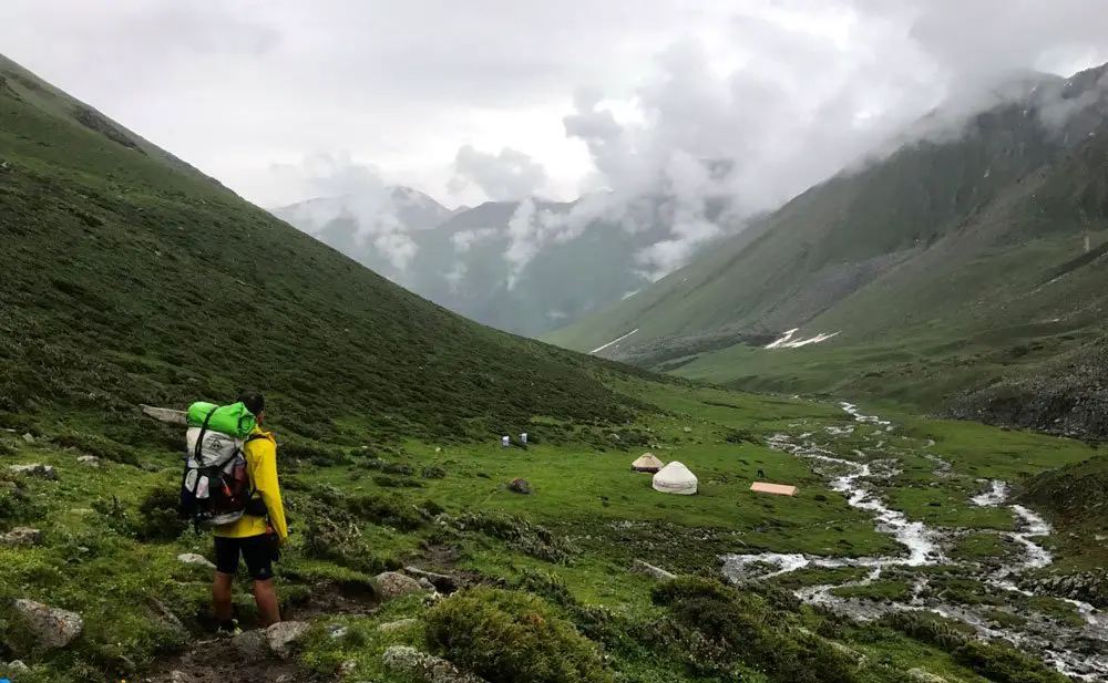 voyage au KIRGHIZISTAN Une fois le col enneigé descendu sur nos fesses, voyage au KIRGHIZISTAN