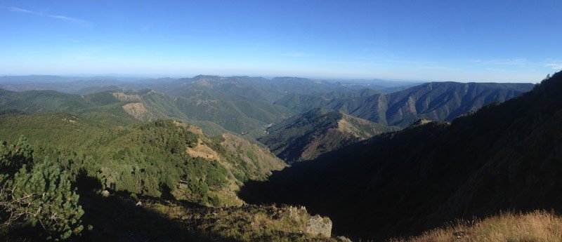 Vue sur les derniers contreforts des Cévennes avant la mer, depuis le Mont Aigoual