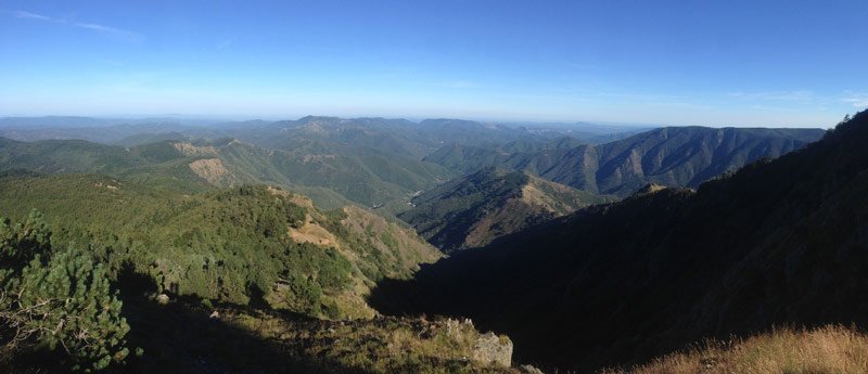 Vue sur les derniers contreforts des Cévennes avant la mer, depuis le Mont Aigoual Vue sur les derniers contreforts des Cévennes avant la mer, depuis le Mont Aigoual