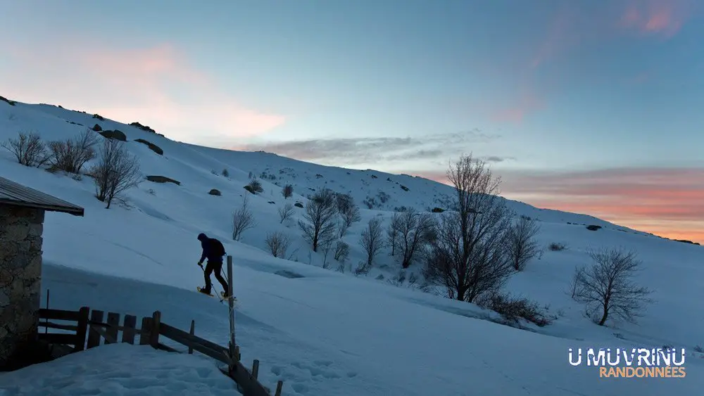 départ de bon matin - randonnée en raquettes corse