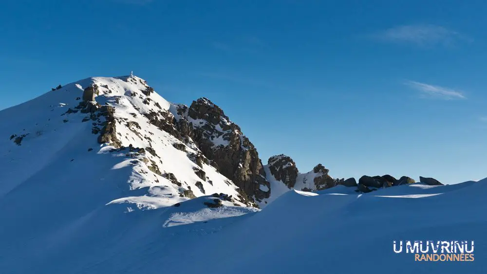 sommet en vue - randonnée en raquettes corse