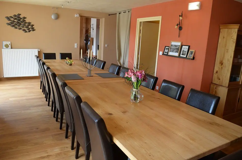 Salle à manger dans la maison du Lac de Malaguet Salle à manger dans la maison du Lac de Malaguet