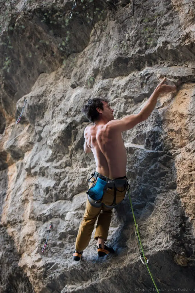 Franck Andolfatto à la Falaise du Joncas dans Nadesjda 8c+