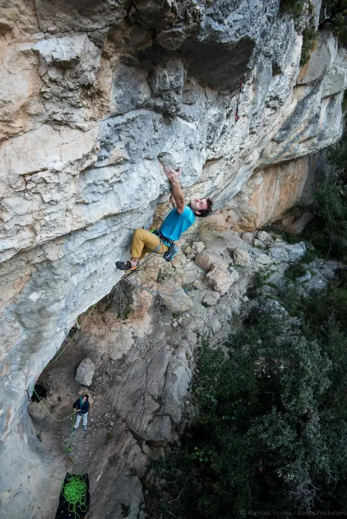 Franck Andolfatto à la Falaise du Joncas dans Illusion de la neuvième dimension 8c+