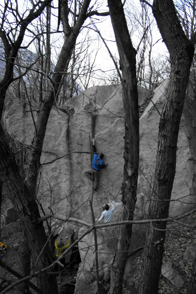 Franck-Cresciano-7b-hignballe escalade sur bloc en suisse