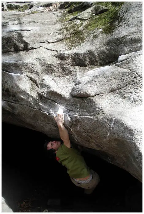 Franck-Cresciano-_La-grotte-des-soupirs_-7c+ escalade sur bloc en suisse