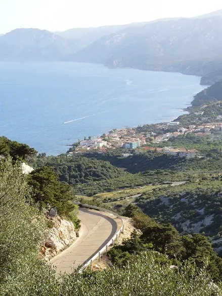 Cala Gonone et son immense baie, vue pendant notre séjour escalade en Sardaigne