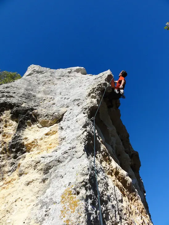 Dans le superbe 6a+ de rock n roll, secteur Pentagramma, durant notre voyage grimpe en Sardaigne