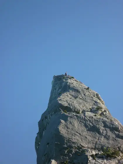 Deux grimpeurs en haut de la pointe solo incantatore passent droit dans les dalles en aval, pendant notre séjour grimpe en Sardaigne