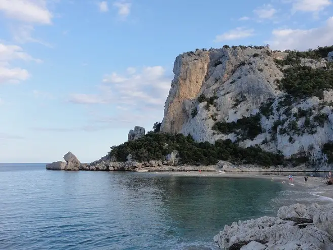 En face, dans le jaune, les voies dures du secteur scoglio di luna. Les voies plus faciles se trouvent juste derrière le pilier.