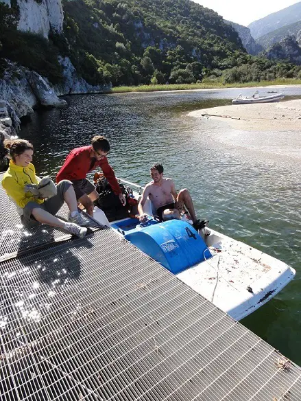 Le pédalo au secours des grimpeurs pendant notre voyage escalade en Sardaigne