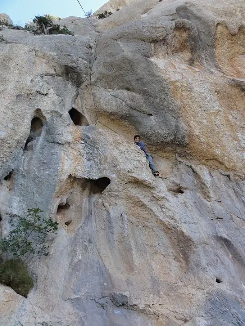 Le superbe 6c d'Akuna matata et sa gorge surprenante, faites votre choix par dedans ou par dehors, Gwen a fait le sien.