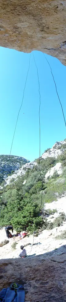 Les cordes rayent le ciel au pied du dévers de Brod oy, 7a+.