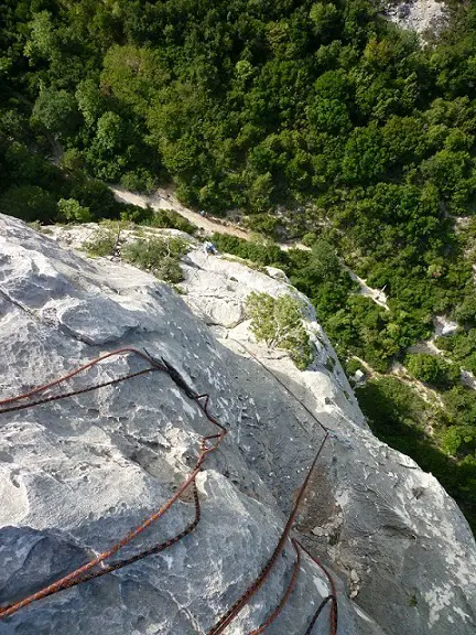 On se délecte des superbes draperies du calcaire de « easy gimnopedie »lors de notre séjour escalade en Sardaigne