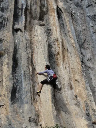 Une colo un peu morpho, Gwen ne sait comment se dépêtrer de cette position délicate !