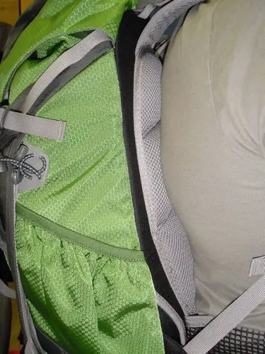 Système de portage où le dos du sac est plaqué sur le dos du porteur