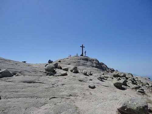 Arrivee au sommet Icundine sur le GR20 en Corse