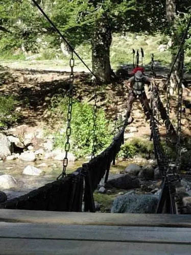 Traversée de la passerelle durant notre parcours sur le GR20 en Corse