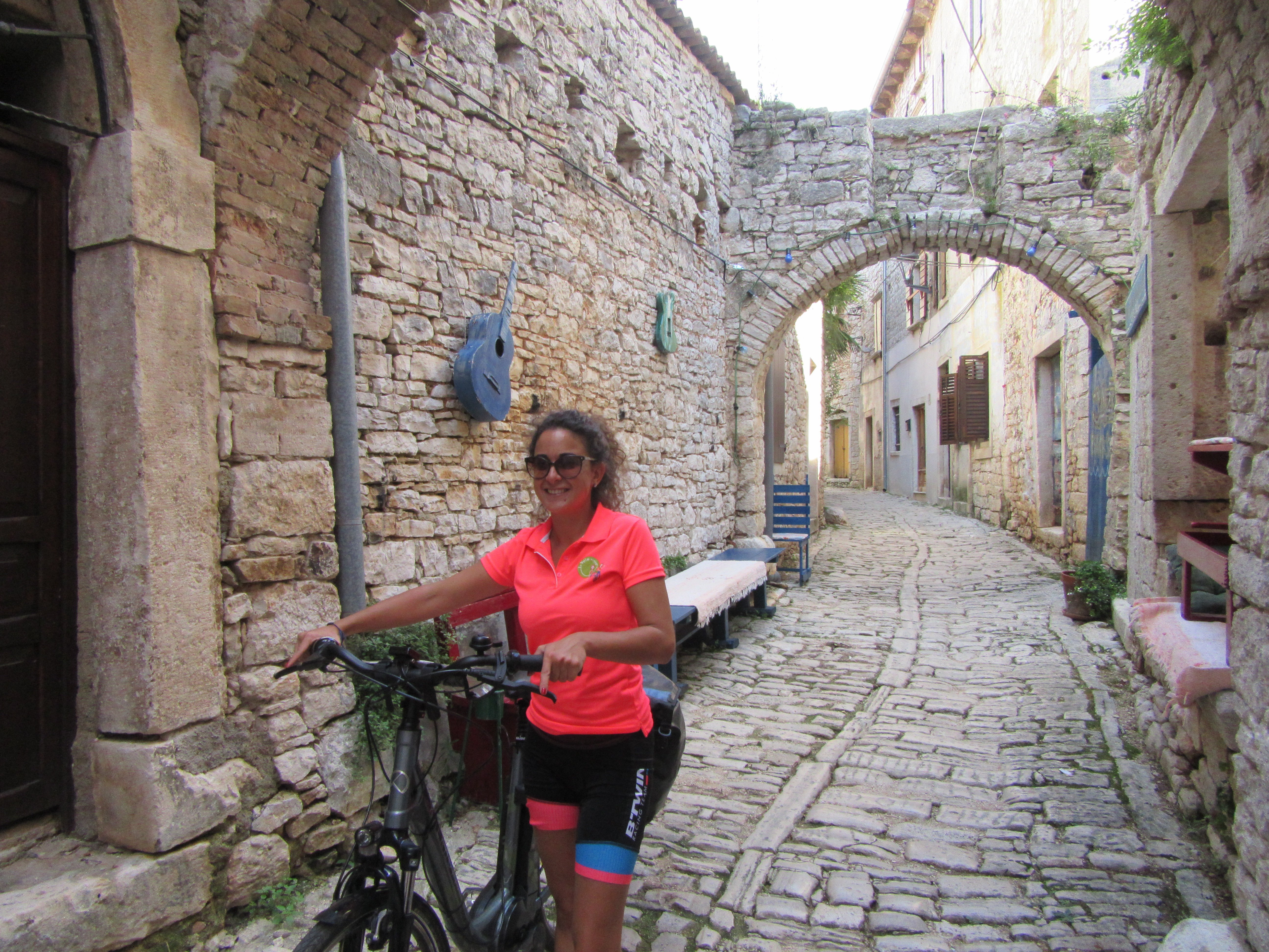 Visite en vélo de village de la côte Adriatique lors du voyage de l