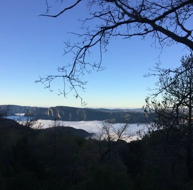 La mer de nuage sur les lacs au petit matin, depuis le bivouac