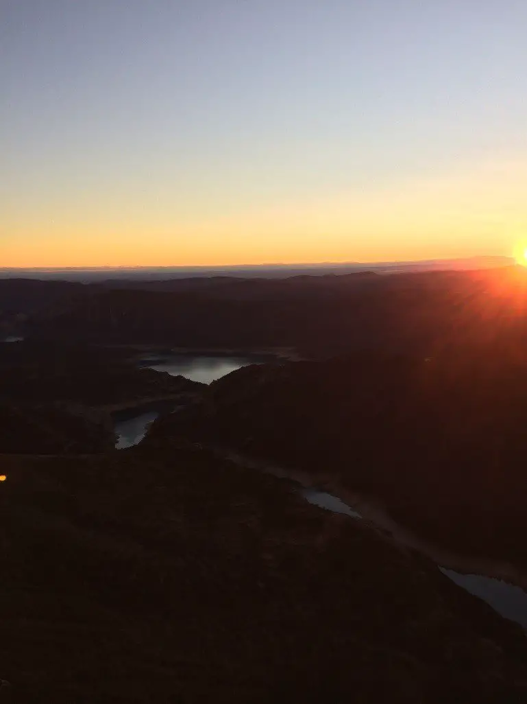 Le coucher de soleil depuis le haut de la Sierra dans la paroi de Catalogne à Montrebei