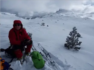 Pause en ski de randonnée nordique dans le Vercors