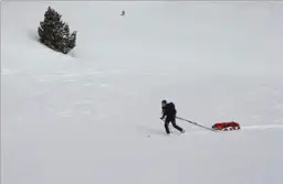 Ski de randonnée nordique avec pulka dans le vercors