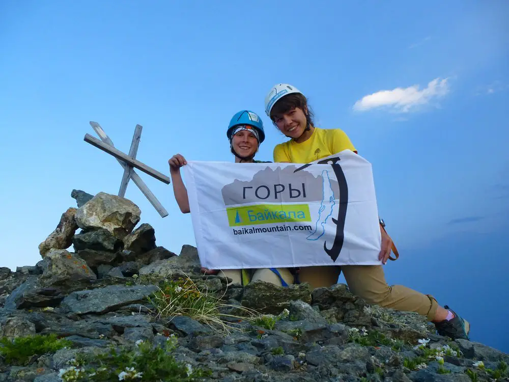 Photo au sommet du pic KOUPOLE lors de notre session alpinisme en Sibérie