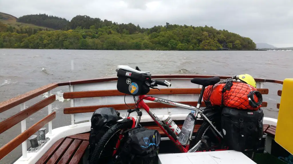 Le Yéti en Ecosse sur le Loch Lomond avant l