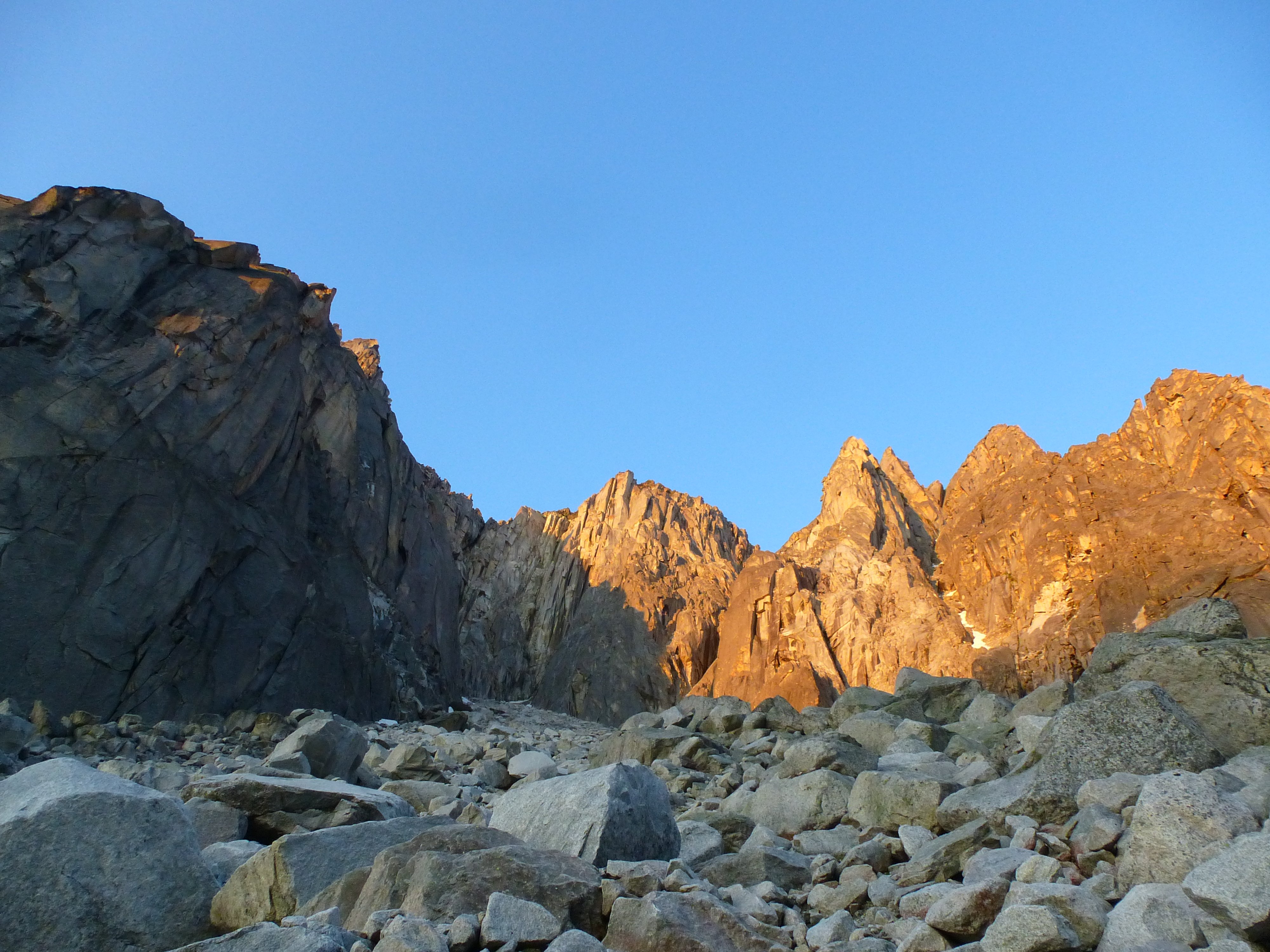 Lever du soleil sur notre paroi du Pic KOUPOLE lors de notre session alpinisme en Sibérie