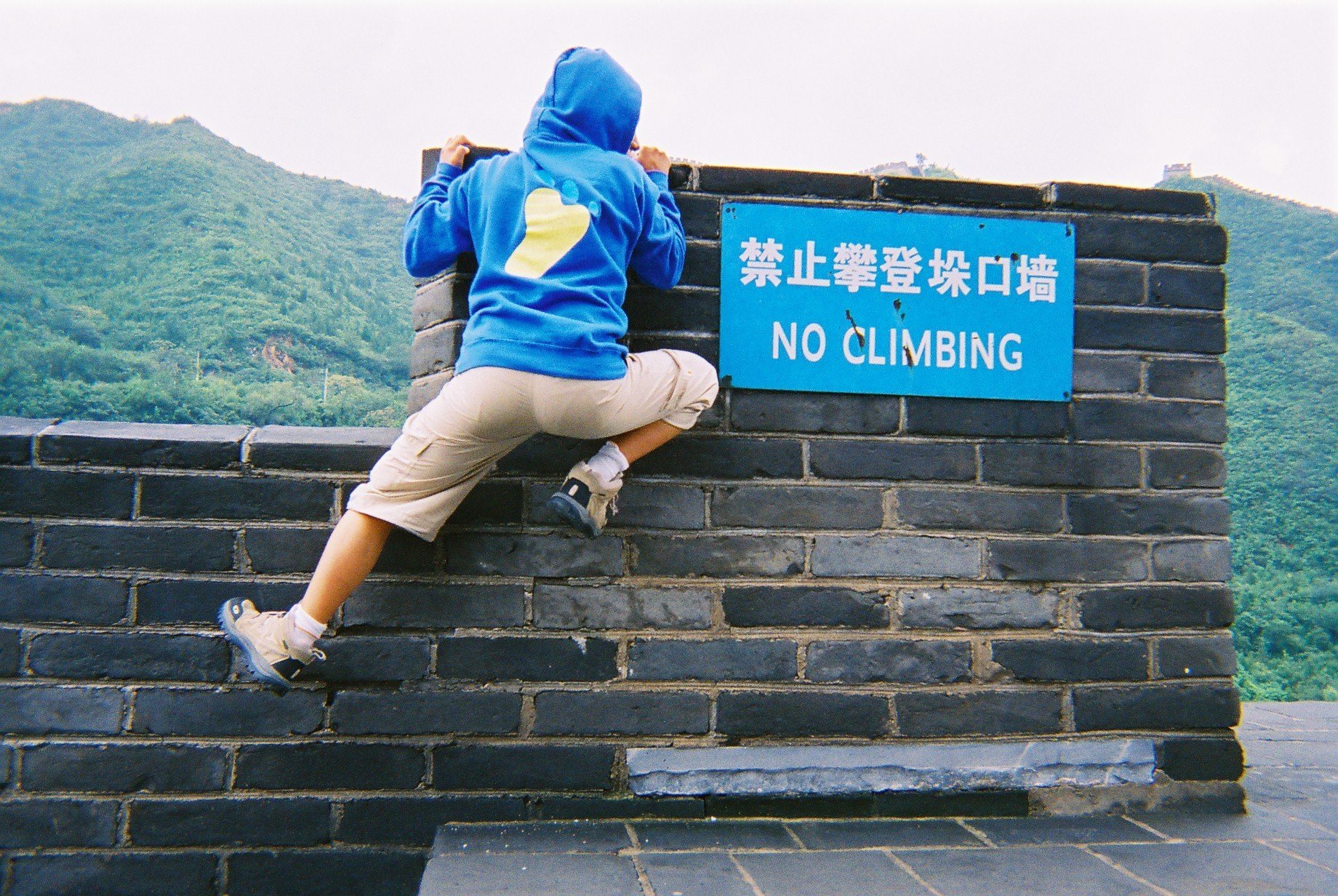Le Yéti dans le monde en grimpant la muraille de Chine