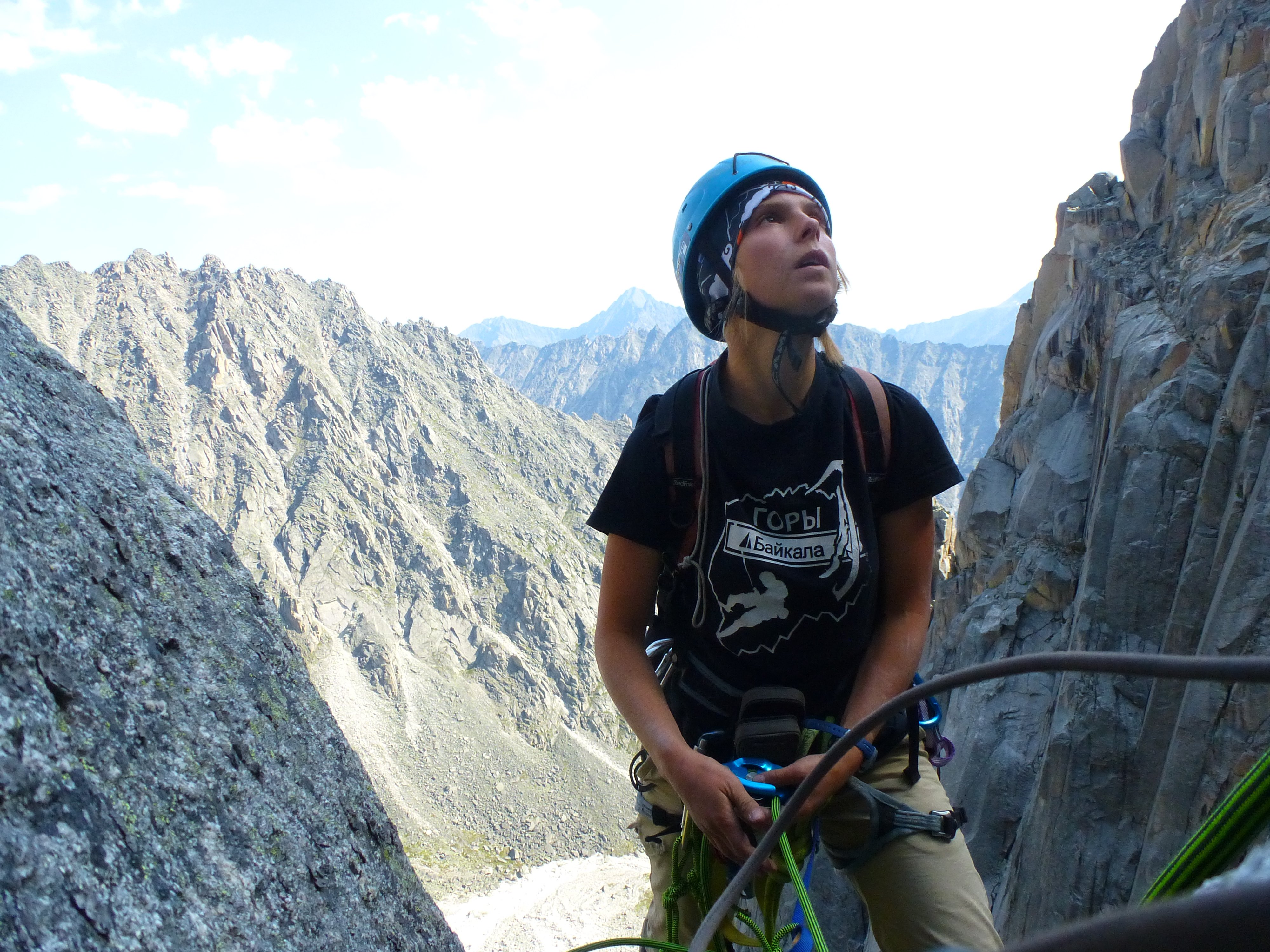 Nina (moi) assurant Aliona sur la 2ème longueur de la voie "Sept" au Pic KOUPOLE lors de notre session alpinisme en Sibérie