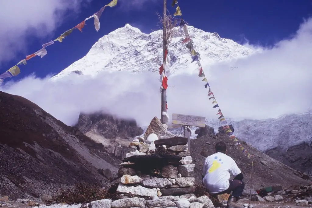 Le Yéti dans le monde à la découverte du Népal au Camp de base du Makalu en 2004