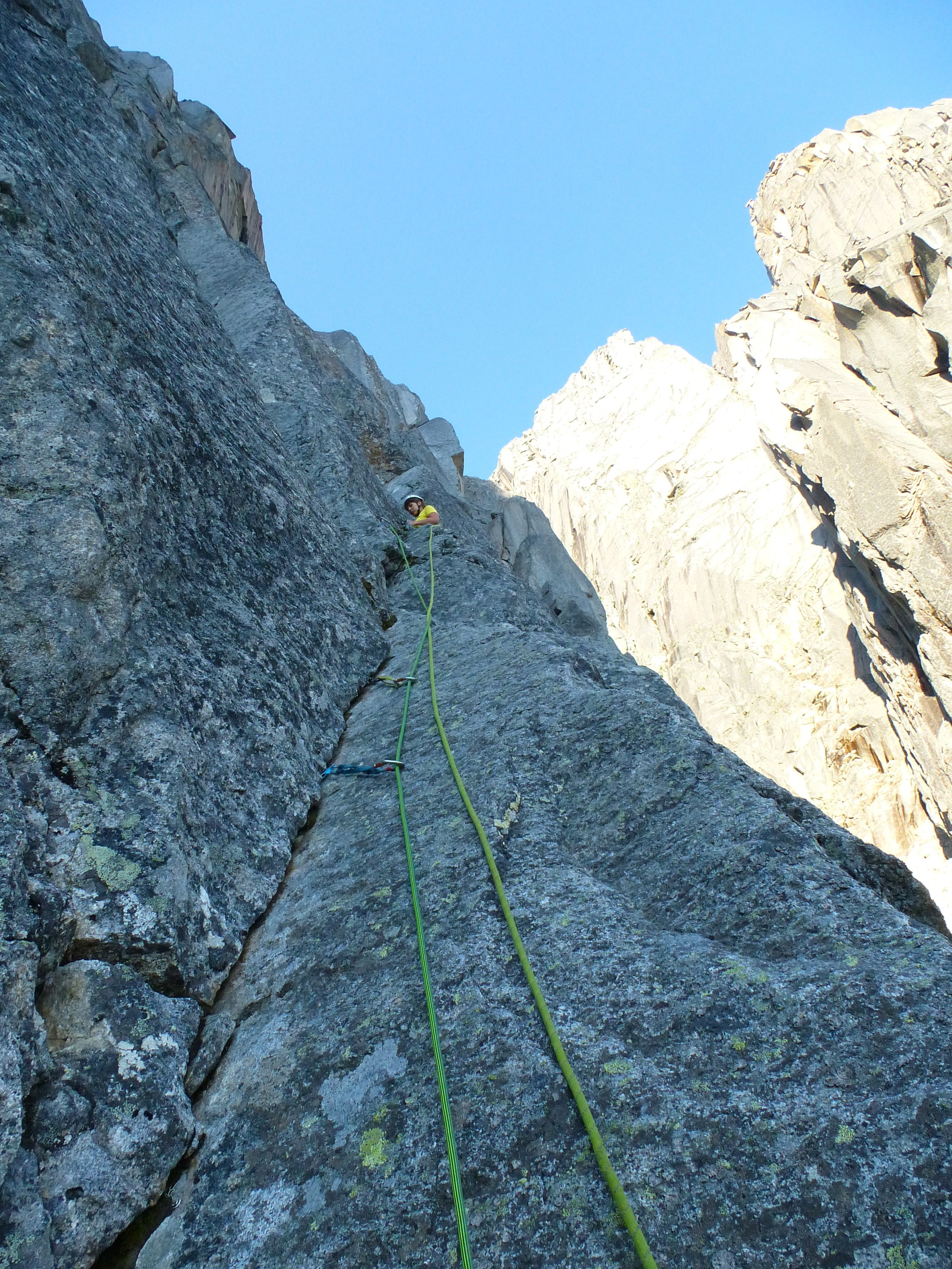 Aliona grimpe sur la 2ème longueur au Pic KOUPOLE lors de notre session alpinisme en Sibérie
