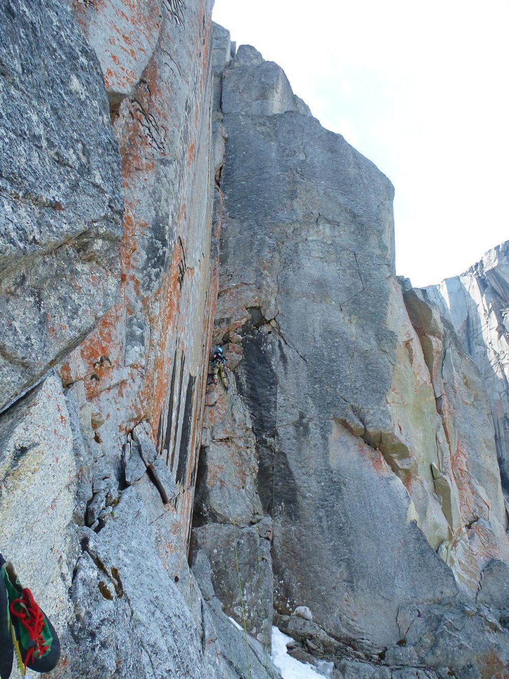 Nina grimpe dans le passage clef lors de notre session Alpinisme en Sibérie