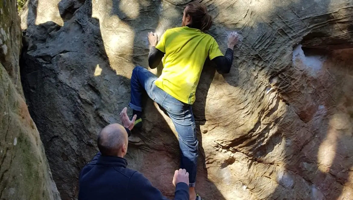 Alexandre COLONGES dans L'arrache Doigt 7B+ au secteur Au Grand cirque à La Capelle