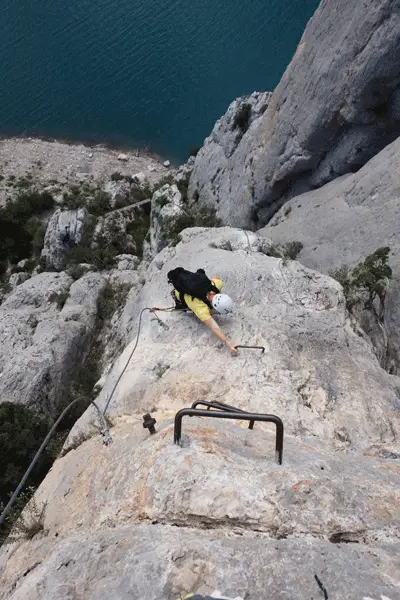 Ascension de la falaise lors de notre trip escalade en Catalogne