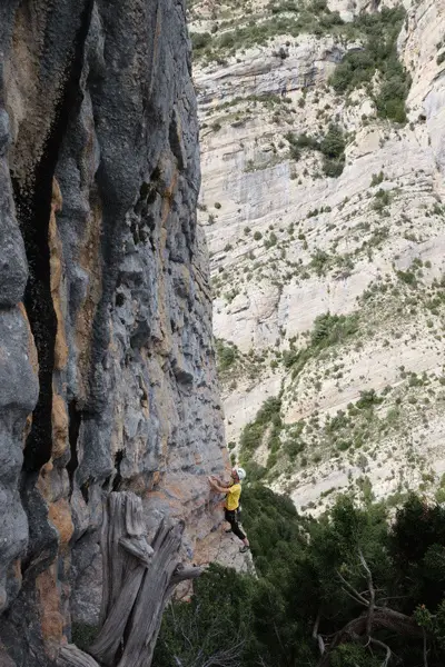 Traversée horizontale lors du trip escalade en Catalogne