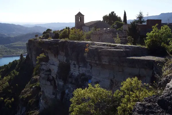 Perché sur l’éperon rocheux durant notre trip escalade en Catalogne