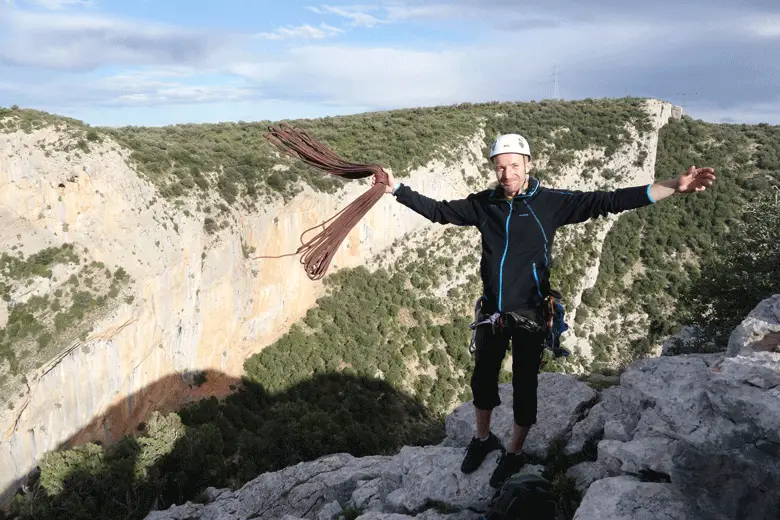 Arrivés au sommet de la grande voie 4+ durant le trip escalade en Catalogne