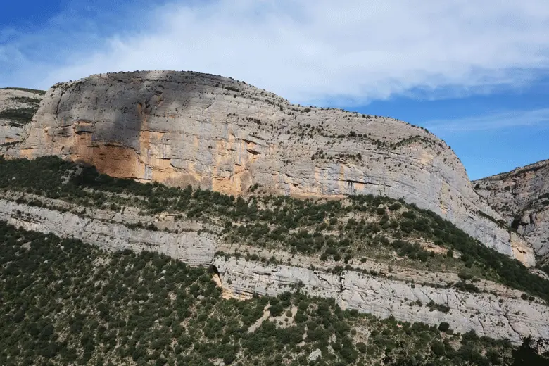 Vue sur la paroi de Roca del Arcs lors du trip escalade en Catalogne