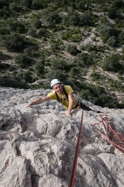 Troisième longueur de 6a durant notre trip escalade en Catalogne